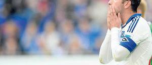 Ohne Worte. Nicht nur HSV-Kapitän Rafael van der Vaart war nach der Heimniederlage gegen den Rivalen sprachlos. Foto: firo