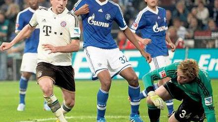 Logenplätze. Die Schalker um Torwart Timo Hildebrand sehen zu, wie Franck Ribéry zum 3:0 trifft. Foto: dpa