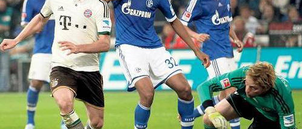 Logenplätze. Die Schalker um Torwart Timo Hildebrand sehen zu, wie Franck Ribéry zum 3:0 trifft. Foto: dpa