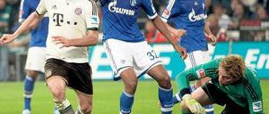 Logenplätze. Die Schalker um Torwart Timo Hildebrand sehen zu, wie Franck Ribéry zum 3:0 trifft. Foto: dpa