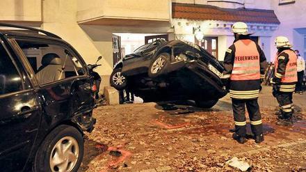 Wer den Schaden hat. Im Oktober 2011 krachte der Wagen eines betrunkenen Südkoreaners in ein Haus in Friedenau.
