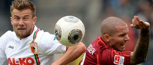 Alle Hände hoch. Im Spiel zwischen Hannover 96 und FC Augsburg spielte die Handspielregel eine entscheidende Rolle.