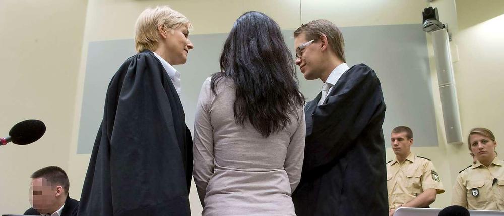 Die Angeklagte Beate Zschäpe steht im Gerichtssaal in München zwischen ihren Anwälten Anja Sturm (links) und Wolfgang Heer (rechts). Die NSU Neonazi-Gruppe um Zschäpe soll zwischen 2000 und 2007 zehn Morde begangen haben. 