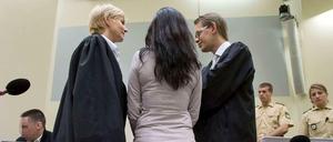 Die Angeklagte Beate Zschäpe steht im Gerichtssaal in München zwischen ihren Anwälten Anja Sturm (links) und Wolfgang Heer (rechts). Die NSU Neonazi-Gruppe um Zschäpe soll zwischen 2000 und 2007 zehn Morde begangen haben. 