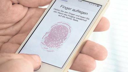 In Deutschland hält sich die Begeisterung für den Fingerabdrucksensor des iPhone 5S in Grenzen. Ein Missbrauch sei zwar ausgeschlossen, sagt Apple. Doch die Bedenken sind nach dem NSA-Skandal vor allem in Deutschland groß. Foto: dpa