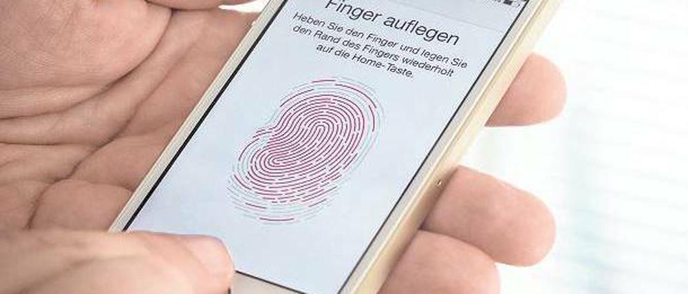 In Deutschland hält sich die Begeisterung für den Fingerabdrucksensor des iPhone 5S in Grenzen. Ein Missbrauch sei zwar ausgeschlossen, sagt Apple. Doch die Bedenken sind nach dem NSA-Skandal vor allem in Deutschland groß. Foto: dpa