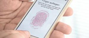 In Deutschland hält sich die Begeisterung für den Fingerabdrucksensor des iPhone 5S in Grenzen. Ein Missbrauch sei zwar ausgeschlossen, sagt Apple. Doch die Bedenken sind nach dem NSA-Skandal vor allem in Deutschland groß. Foto: dpa
