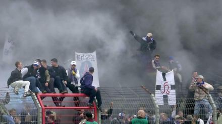 Die Zahl der Fußball-Hooligans ist in Berlin erstmals seit Jahren wieder gestiegen. Das Archivbild zeigt randalierende Hertha-Hooligans bei einem Spiel im Stadion des FC Energie Cottbus.