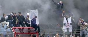 Die Zahl der Fußball-Hooligans ist in Berlin erstmals seit Jahren wieder gestiegen. Das Archivbild zeigt randalierende Hertha-Hooligans bei einem Spiel im Stadion des FC Energie Cottbus.