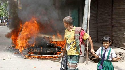 Für die Menschen in Bangladesch gehören Unruhen inzwischen zum Alltag. Schon seit Februar protestieren Islamisten gewaltsam gegen Haft- und Todesstrafen für ihre Führer.