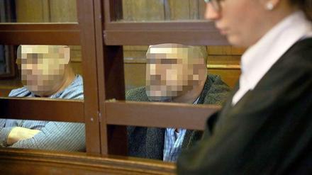 Schweigen ist das oberste Gebot: Michael W. und Holger B. auf der Anklagebank.