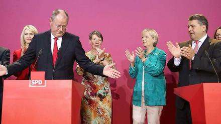 Sie stehen hinter ihm und stärken ihm an diesem Abend den Rücken. Später am Abend verliert Peer Steinbrück kein Wort darüber, welche Rolle er in den kommenden Wochen spielen wird.