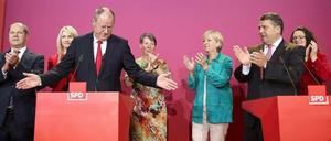 Sie stehen hinter ihm und stärken ihm an diesem Abend den Rücken. Später am Abend verliert Peer Steinbrück kein Wort darüber, welche Rolle er in den kommenden Wochen spielen wird.