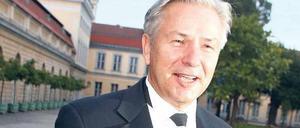 Stets zu Diensten. Klaus Wowereit, hier am Rande des Galadinners für die Porzellanmanufaktur KPM, bleibt weiterhin nur in Berlin eine politische Größe. 