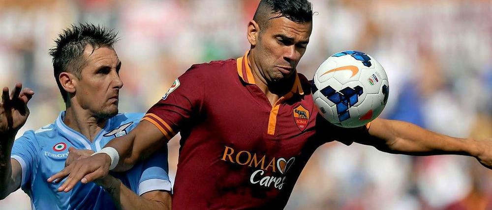 Abgedrängt und abgehängt: Miroslav Klose (l.) gegen Romas Leandro Castan.