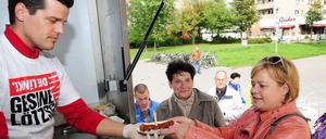 Mit roter Sauce. Gesine Loetsch verteilt Currywurst.