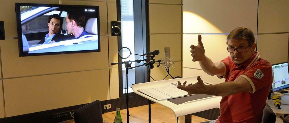 Hier bei Arena Synchron sitzt der Schauspieler Thomas Nero Wolff für die US-Serie „White Collar“ vor dem Mikrofon. 