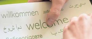 Die Helfer schrieben den Flüchtlingen Briefe in ihren Landessprachen.