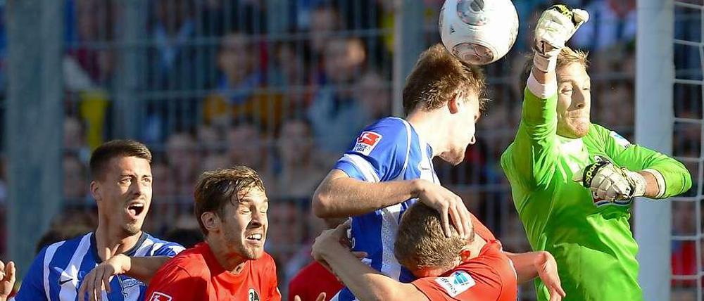 Angst schießt keine Tore: Getümmel im Freiburger Strafraum.