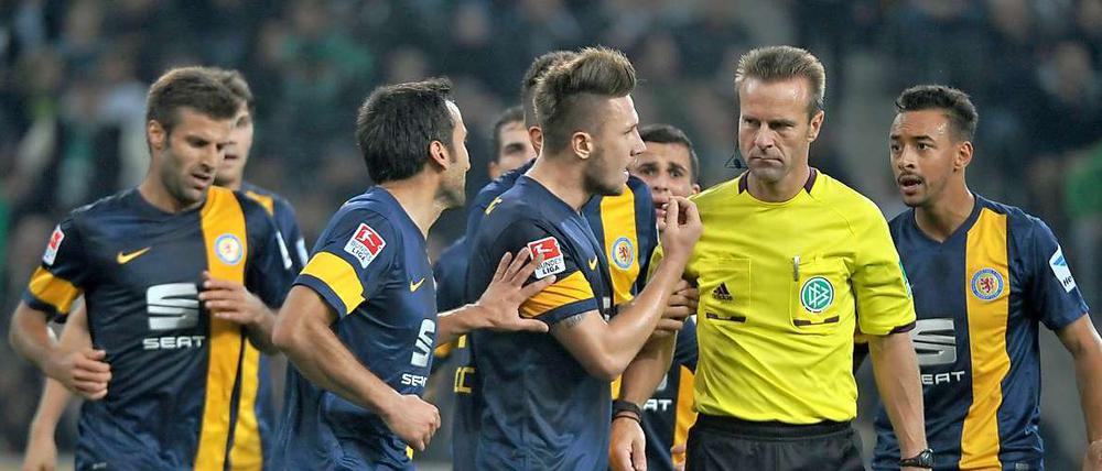 Mensch, Schiri! Die Braunschweiger ärgern sich über eine Entscheidung von Peter Gagelmann.