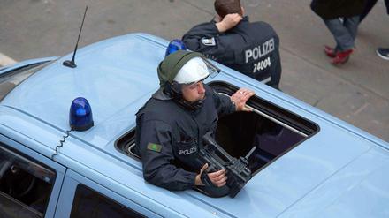 Kamera im Anschlag. Demonstration werden grundsätzlich gefilmt, wenn die Polizei konkrete Straftaten erwartet. 