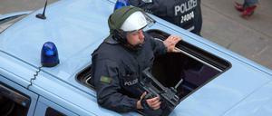 Kamera im Anschlag. Demonstration werden grundsätzlich gefilmt, wenn die Polizei konkrete Straftaten erwartet. 