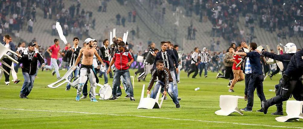 Ende eines Derbys. In Istanbul flogen Stühle statt Bällen.