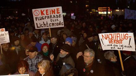 Archivbild: Bürger haben sich am 21. Februar 2011 am S-Bahnhof Berlin-Lichtenrade zur Auftaktkundgebung gegen gegen geplante BER-Flugrouten einfgefunden. Rund 1500 Demonstrationsteilnehmer hatten sich dem Aufruf Der Bürgerinitiative "Lichtenrade/Mahlow-Nord gegen Fluglärm" angeschlossen und marschierten nach einer Auftaktkundgebung durch Berlin-Lichtenrade, um gegen Lärmbelästigungen durch den künftigen Hauptstadtflughafen BBI in Schönefeld zu protestieren. 