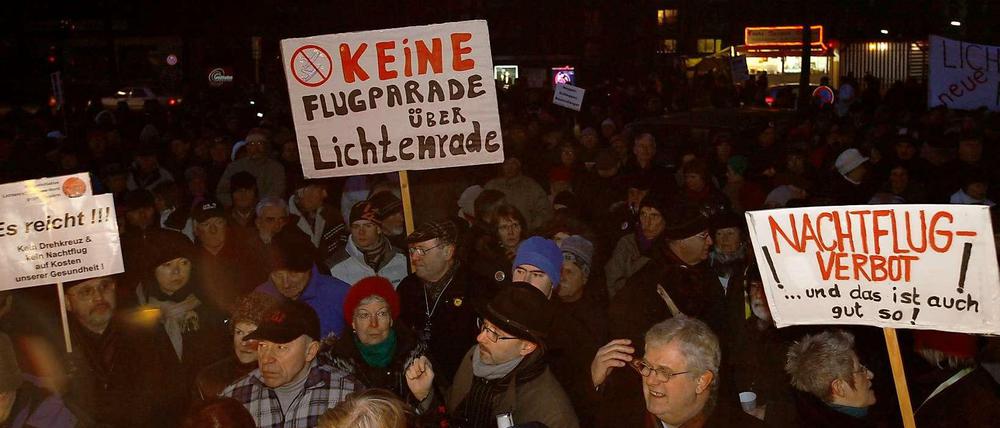 Archivbild: Bürger haben sich am 21. Februar 2011 am S-Bahnhof Berlin-Lichtenrade zur Auftaktkundgebung gegen gegen geplante BER-Flugrouten einfgefunden. Rund 1500 Demonstrationsteilnehmer hatten sich dem Aufruf Der Bürgerinitiative "Lichtenrade/Mahlow-Nord gegen Fluglärm" angeschlossen und marschierten nach einer Auftaktkundgebung durch Berlin-Lichtenrade, um gegen Lärmbelästigungen durch den künftigen Hauptstadtflughafen BBI in Schönefeld zu protestieren. 