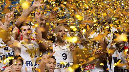 Im Goldregen. Tony Parker (Nummer 9) feiert Frankreichs ersten EM-Titel im Basketball.