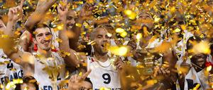 Im Goldregen. Tony Parker (Nummer 9) feiert Frankreichs ersten EM-Titel im Basketball.