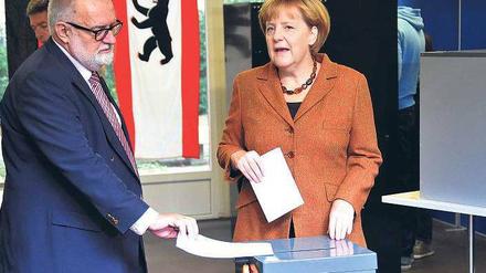 Merkels Stimme. Wahlvorstand Rüdiger Reich entgeht nichts.