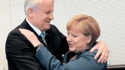 Ein Herz und eine Seele: Horst Seehofer und Angela Merkel zeigen sich bei der ersten Fraktionssitzung in Berlin demonstrativ einträchtig. Foto: Reuters