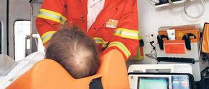 Mit Verdacht auf Infarkt im Krankenwagen.