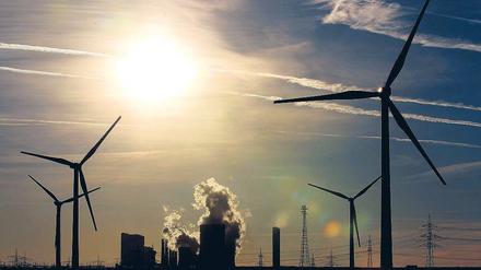 Sonne und Wind erzeugen immer mehr Strom – das bringt vor allem die großen Versorger und ihre Großkraftwerke in Bedrängnis. Foto: dpa