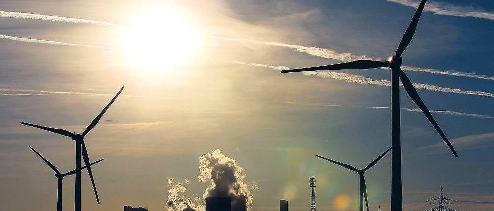 Sonne und Wind erzeugen immer mehr Strom – das bringt vor allem die großen Versorger und ihre Großkraftwerke in Bedrängnis. Foto: dpa