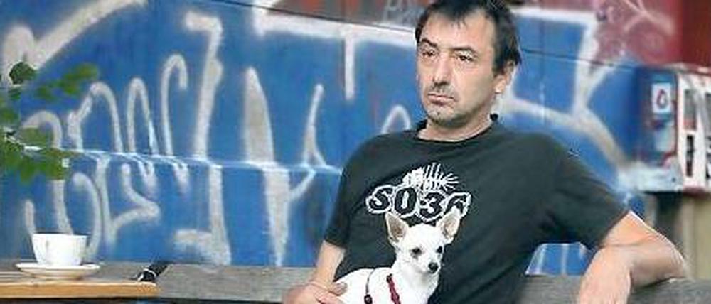 Ein Mann, ein Hund: Frank Di Leo will die Hundesteuer abschaffen.
