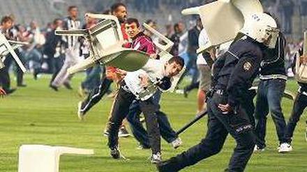 Sturm auf dem Platz. Hunderte Fans lieferten sich Kämpfe mit der Polizei. Foto: dpa