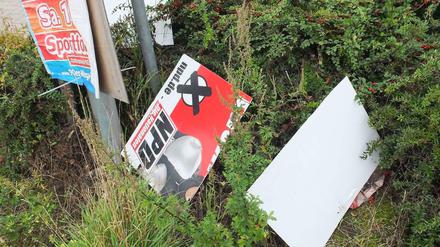 Am Boden zerstört. Attacken auf ihre Wahlwerbung kann jede Partei treffen. Auch die NPD macht da keine Ausnahme, wie hier gesehen in der Nähe des neuen Hellersdorfer Asylbewerberheims. 