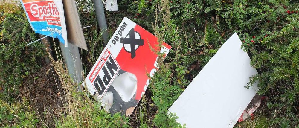 Am Boden zerstört. Attacken auf ihre Wahlwerbung kann jede Partei treffen. Auch die NPD macht da keine Ausnahme, wie hier gesehen in der Nähe des neuen Hellersdorfer Asylbewerberheims.