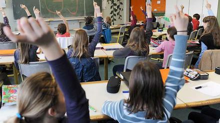 An einem Berliner Gymnasium klagen drei Schüler, weil sie wegen schlechter Noten die Probezeit nicht bestanden haben.