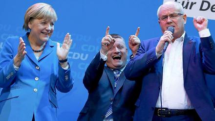 Das! ist! kein! Punkrock! Soll es auch nicht sein. Und doch irritiert es mit Recht, wenn konservative Spitzenpolitiker Tote-Hosen-Hymnen schmettern wie hier Volker Kauder.