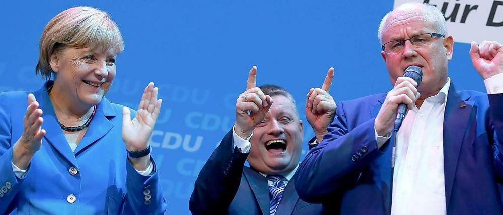 Das! ist! kein! Punkrock! Soll es auch nicht sein. Und doch irritiert es mit Recht, wenn konservative Spitzenpolitiker Tote-Hosen-Hymnen schmettern wie hier Volker Kauder.