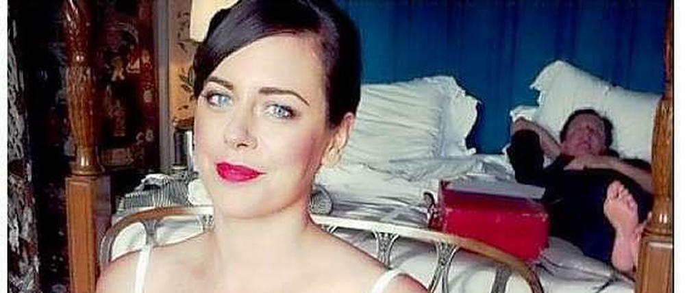 Eine Frau vor ihrer Hochzeit. Im Hintergrund: der britische Premierminister David Cameron beim Nickerchen. Neben ihm: Ein Koffer mit mutmaßlich geheimen Dokumenten zu Syrien.