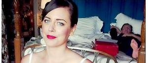 Eine Frau vor ihrer Hochzeit. Im Hintergrund: der britische Premierminister David Cameron beim Nickerchen. Neben ihm: Ein Koffer mit mutmaßlich geheimen Dokumenten zu Syrien.