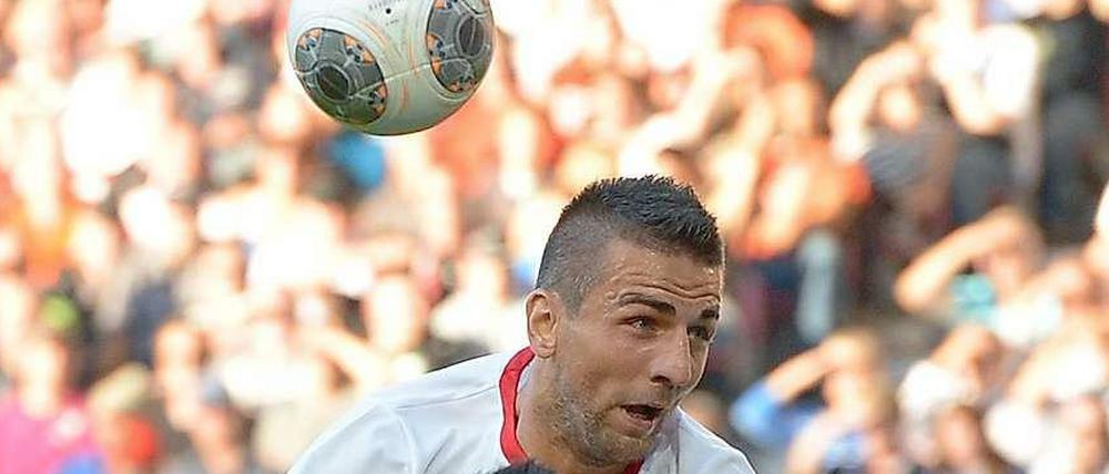 Vedad Ibisevic im Kopfballduell mit Frankfurts Carlos Zambrano.