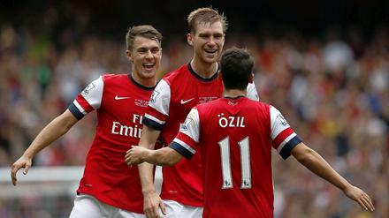 Danke, Kleiner. Per Mertesacker (Mitte) zeigt sich für bei Mesut Özil für dessen Torvorlage erkenntlich.