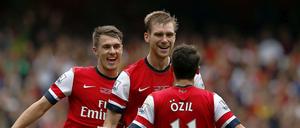 Danke, Kleiner. Per Mertesacker (Mitte) zeigt sich für bei Mesut Özil für dessen Torvorlage erkenntlich.