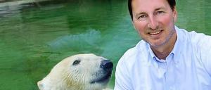 Hey, er will die Eisbärn sehen ... aber nicht mehr in München: Andreas Knieriem wird Zoochef in Berlin.
