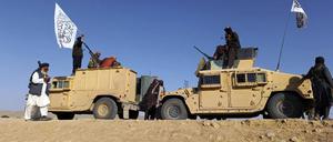 Taliban mit erbeuteten Jeeps der afghanischen Armee.